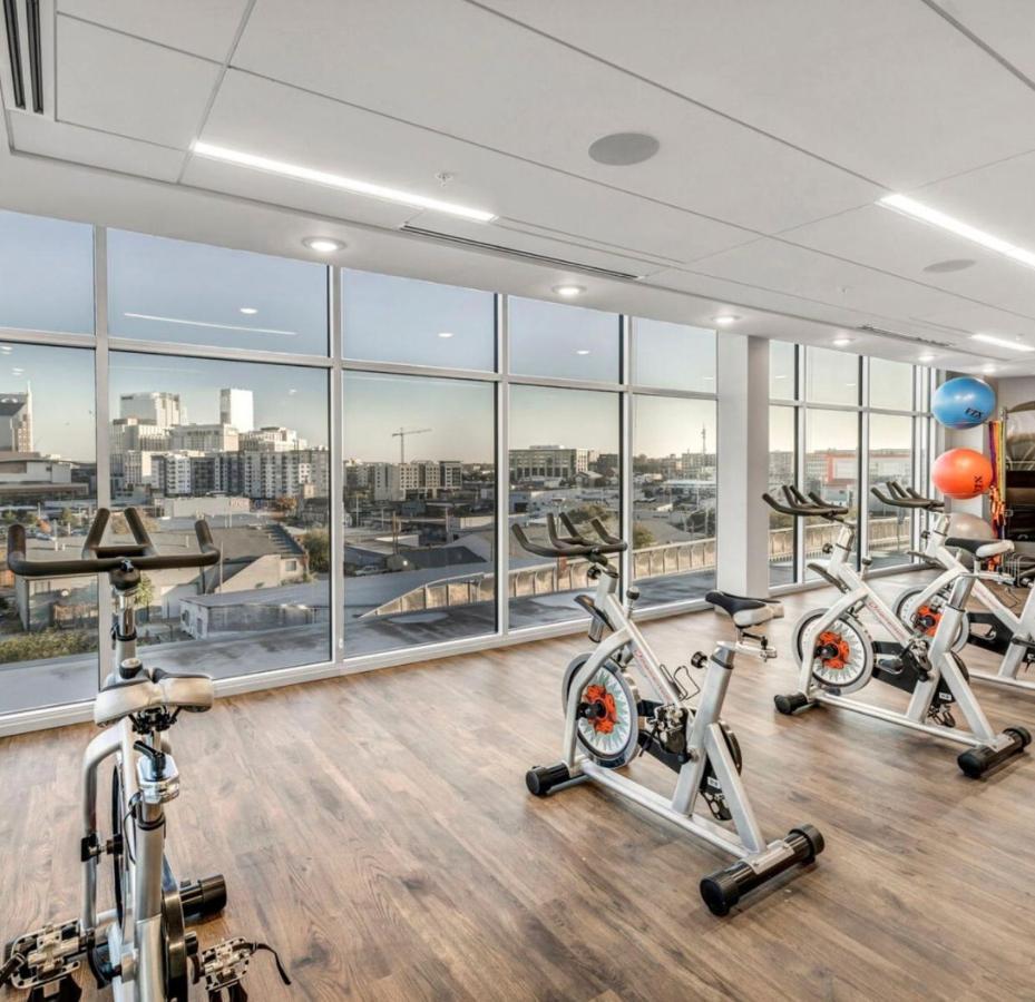 Spacious Castle W Gym Pool Free Parking I Walk To Dowtown N Broadway ナッシュビル エクステリア 写真