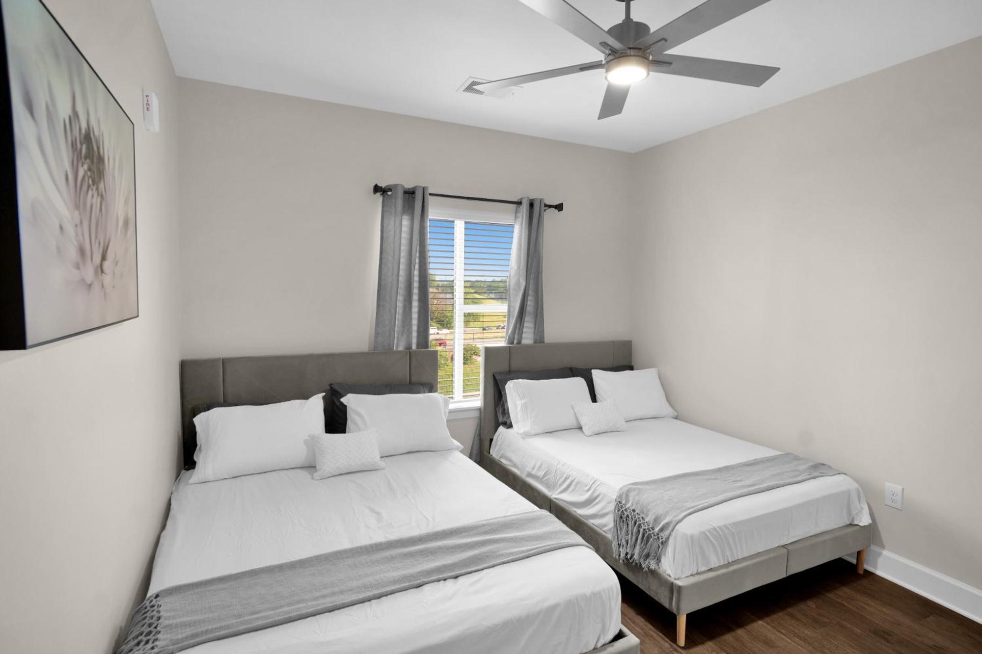 Spacious Castle W Gym Pool Free Parking I Walk To Dowtown N Broadway ナッシュビル エクステリア 写真